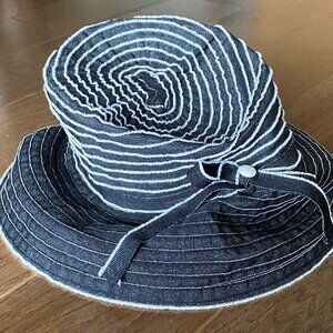 Chapeau protège soleil noir et blanc ajustable